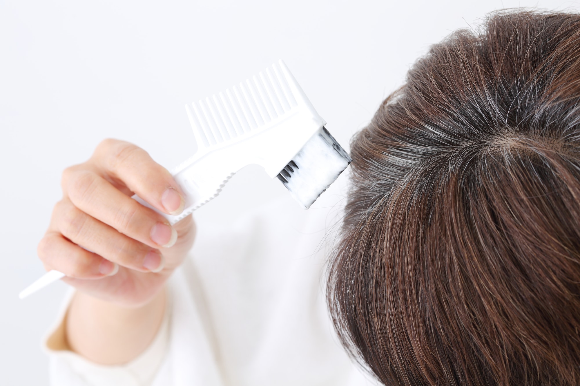 市販のヘアカラーで白髪を染めたい！選ぶポイントやおすすめ商品3選